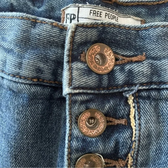 Free People, multi-button fly, denim shorts - Size 24 - Picture 4 of 5